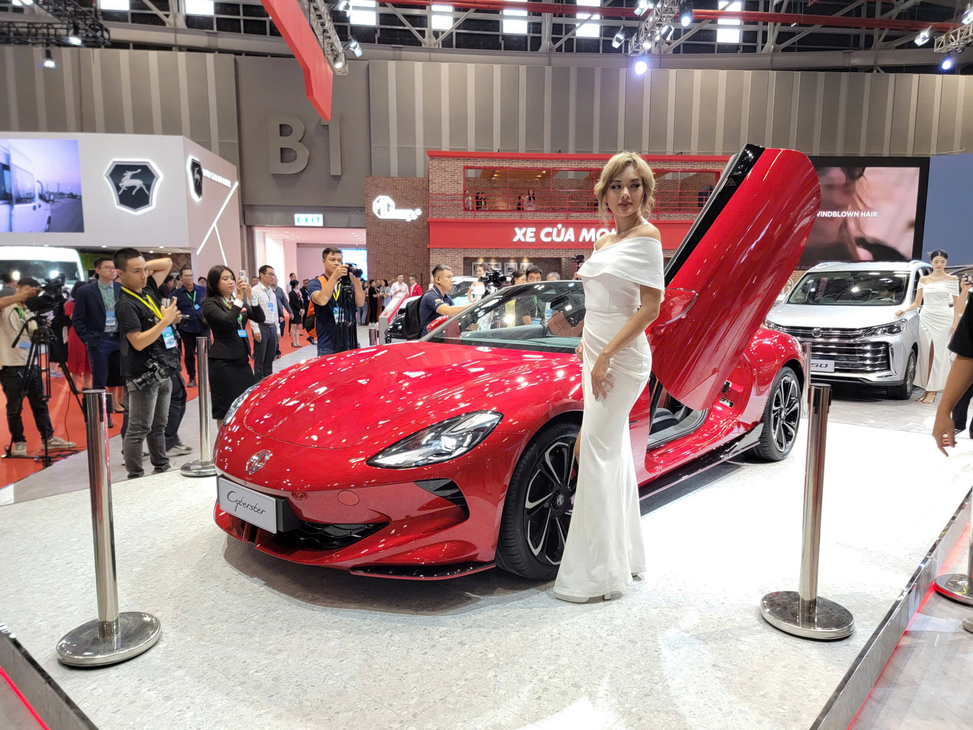 Mẫu siêu xe điện concept MG Cyberster được hãng báo giá 3,2 tỷ đồng. Theo công bố của hãng, xe sẽ được bán với số lượng giới hạn chỉ 100 chiếc.