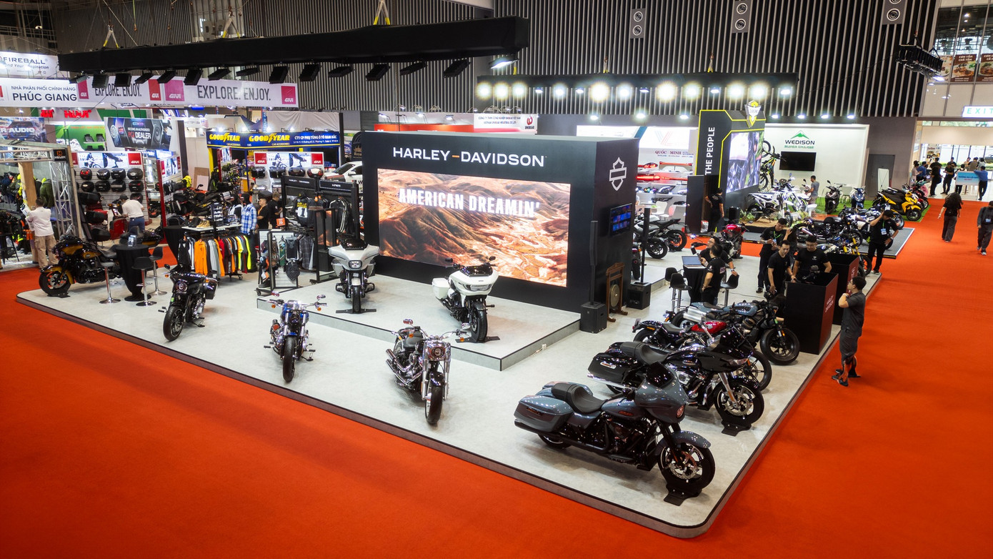 Tại triển lãm Vietnam Motor Show (VMS) 2024, thương hiệu mô tô phân khối lớn nổi tiếng Harley-Davidson mang đến một không gian trưng bày đậm chất phóng khoáng kiểu Mỹ, với sự xuất hiện của các mẫu xe nổi tiếng từ dòng Touring, Cruiser đến Sport.