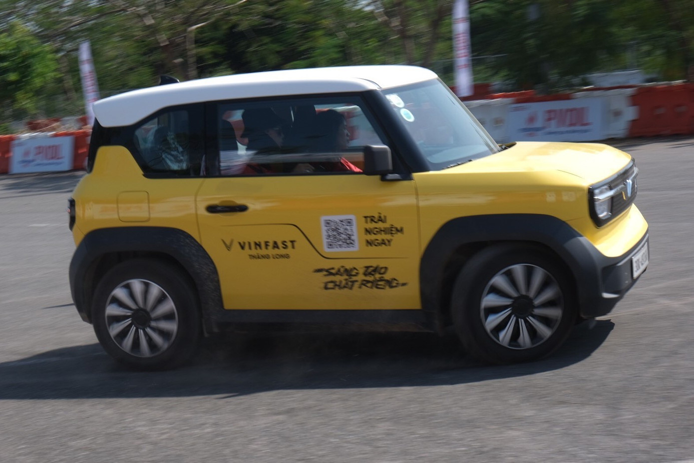 Đáng chú ý, giải PVOIL Cup 2024 vừa qua còn chứng kiến sự xuất hiện của mẫu xe điện mini VinFast VF 3 đến tranh tài. Đáng chú ý, giải PVOIL Cup 2024 vừa qua còn chứng kiến sự xuất hiện của mẫu xe điện mini VinFast VF 3 đến tranh tài.