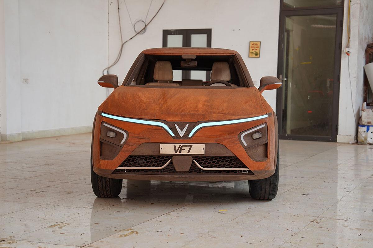 Từ các tấm gỗ lớn làm thân xe cho đến các chi tiết nhỏ trên xe như logo, đèn pha, đèn hậu đều được người thợ đến từ Bắc Ninh chế tác tỉ mỉ chính xác để có lắp ráp chuẩn mà không bị cong vênh. Ảnh: ND - Woodworking Art.