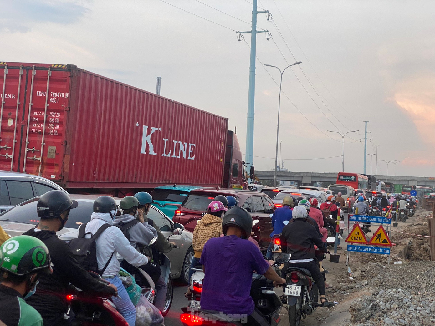 Lưu lượng phương tiện giao thông tăng cao vào ngày đầu và cuối của kỳ nghỉ lễ do người dân về quê, đi du lịch, gây ra hiện tượng ùn tắc tại các cửa ngõ. Lưu lượng phương tiện giao thông tăng cao vào ngày đầu và cuối của kỳ nghỉ lễ do người dân về quê, đi du lịch, gây ra hiện tượng ùn tắc tại các cửa ngõ.