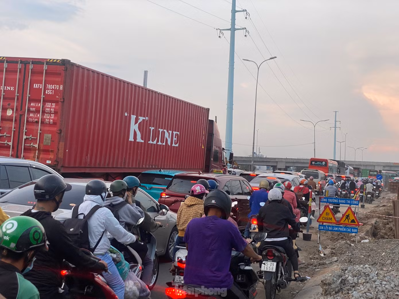 Lưu lượng phương tiện giao thông tăng cao vào ngày đầu và cuối của kỳ nghỉ lễ do người dân về quê, đi du lịch, gây ra hiện tượng ùn tắc tại các cửa ngõ.