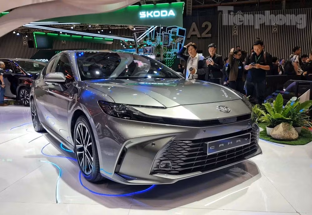 Trước khi Prado xuất hiện, một mẫu Toyota khác là Camry cũng được quan tâm không kém. Mẫu sedan cỡ D được trưng bày là phiên bản hoàn toàn mới với thiết kế trẻ trung và động cơ hybrid.