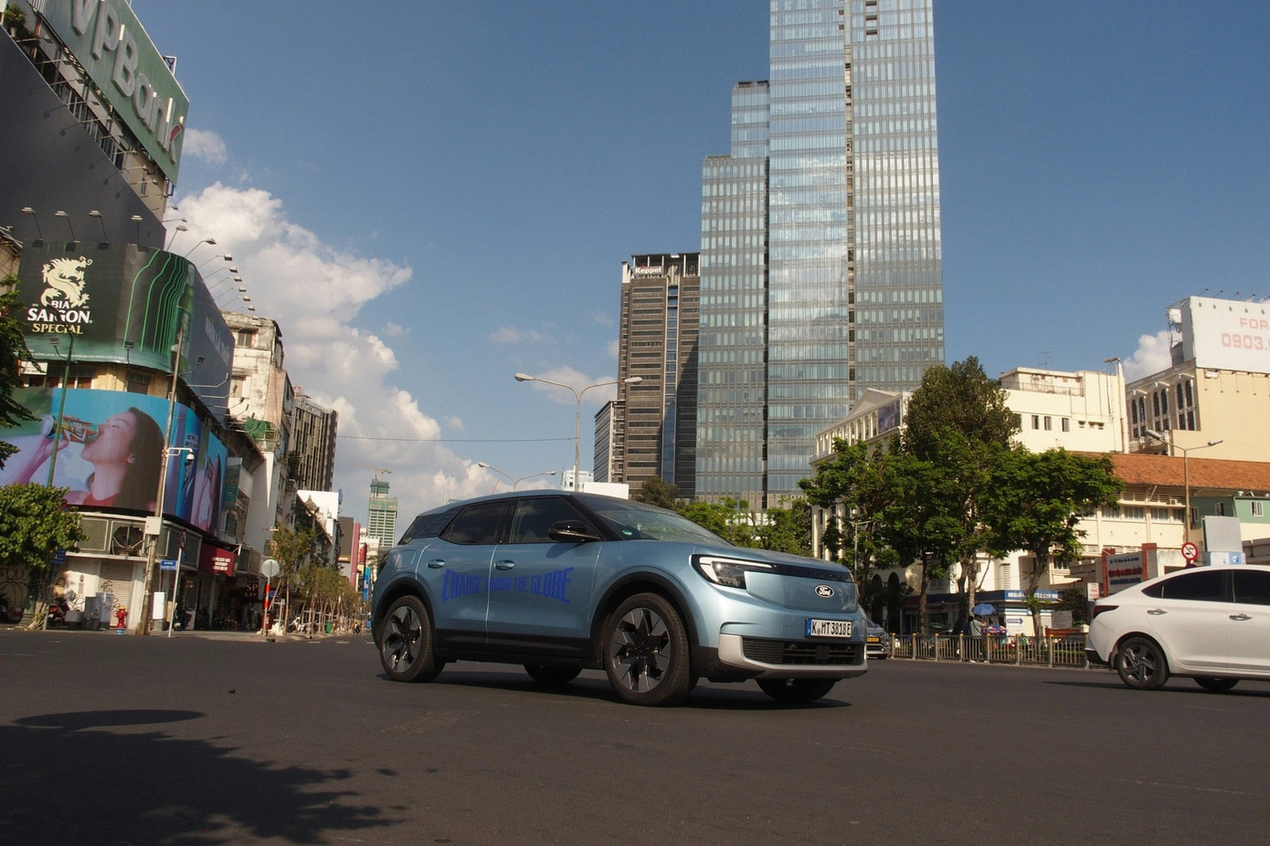 Việt Nam cũng là một trong những địa điểm mà chiếc Ford Explorer EV đi qua.