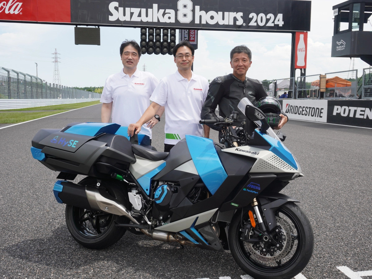 Kawasaki giới thiệu mẫu xe máy đầu tiên chạy bằng hydro tại trường đua Suzuka Circuit, Nhật Bản.