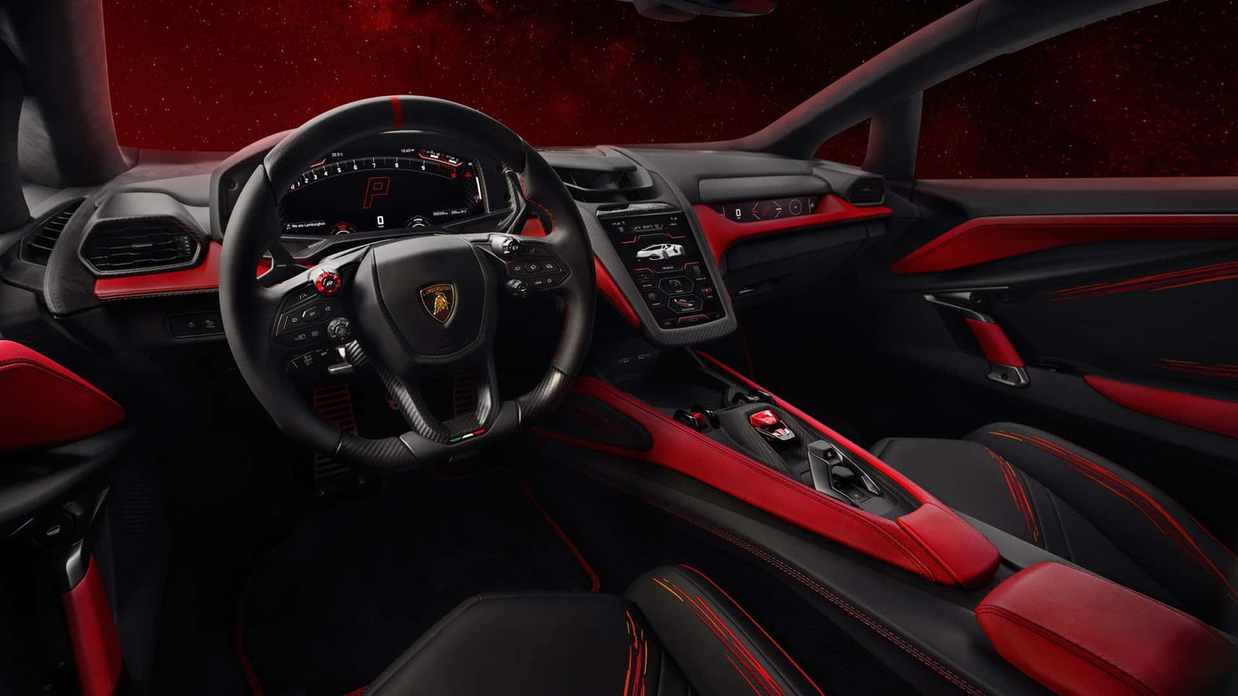 Khoang nội thất của xe được bọc da Nero Ade tinh tế, sở hữu phối màu đen Nero Ade kết hợp với các điểm nhấn Rosso Efesto.