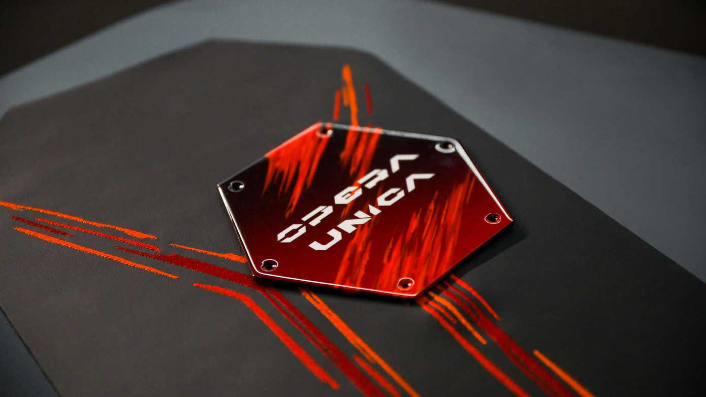 Xe còn được trang bị bảng tên Opera Unica chế tác từ sợi carbon, kết hợp sắc Rosso Efesto hài hòa cùng dòng chữ Bianco Monocerus trang nhã.