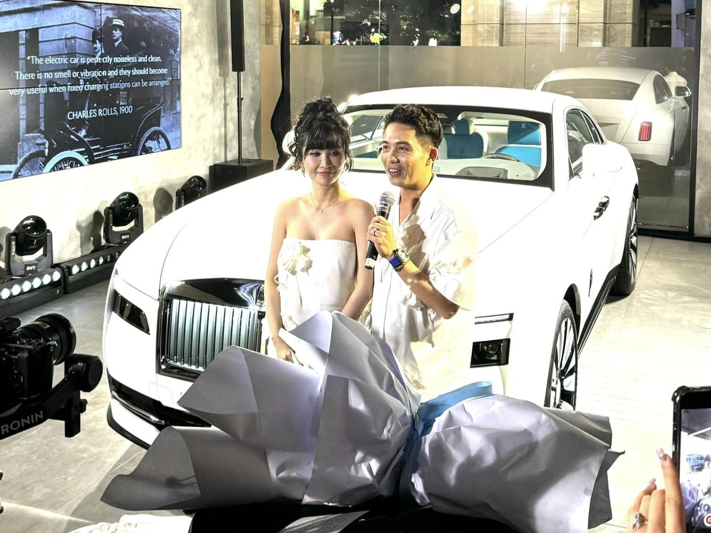Minh Nhựa nhận bàn giao xe điện siêu sang Rolls-Royce Spectre. Ảnh: Biện Phan Anh Xuân. Minh Nhựa nhận bàn giao xe điện siêu sang Rolls-Royce Spectre. Ảnh: Biện Phan Anh Xuân.