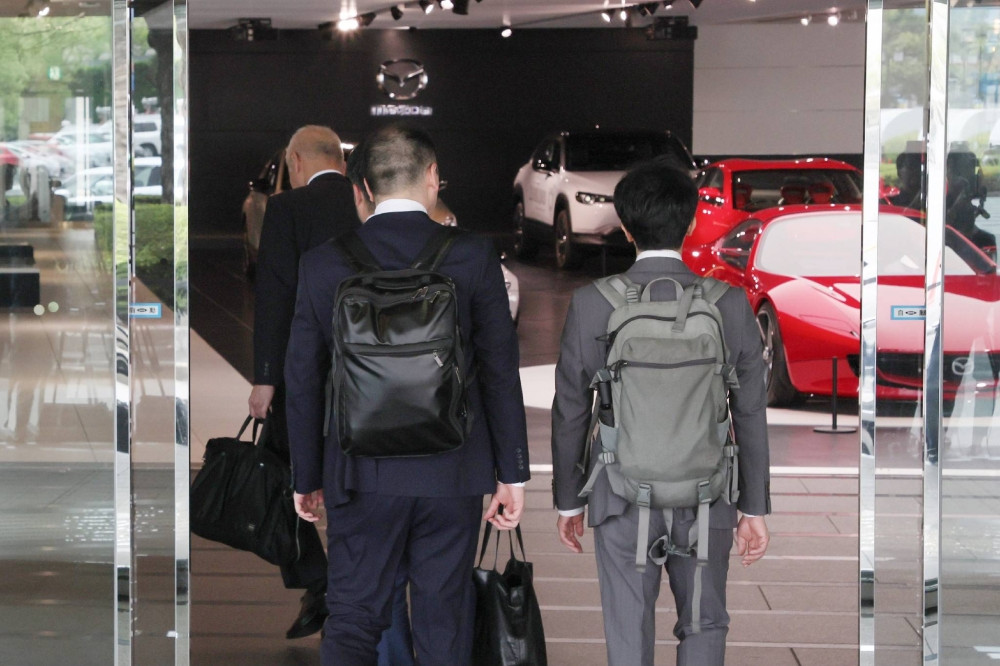 Thanh tra của Bộ Giao thông vận tải Nhật Bản bước vào trụ sở của Mazda. Thanh tra của Bộ Giao thông vận tải Nhật Bản bước vào trụ sở của Mazda.