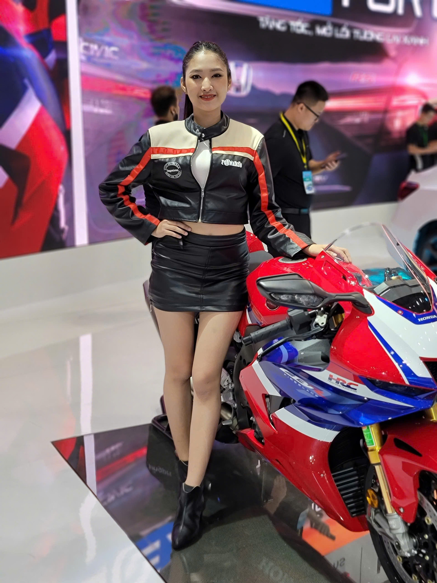 Người đẹp diện đồ thể thao cá tính tạo dáng cùng mẫu xe phân khối lớn Honda CBR1000RR-R Fireblade.