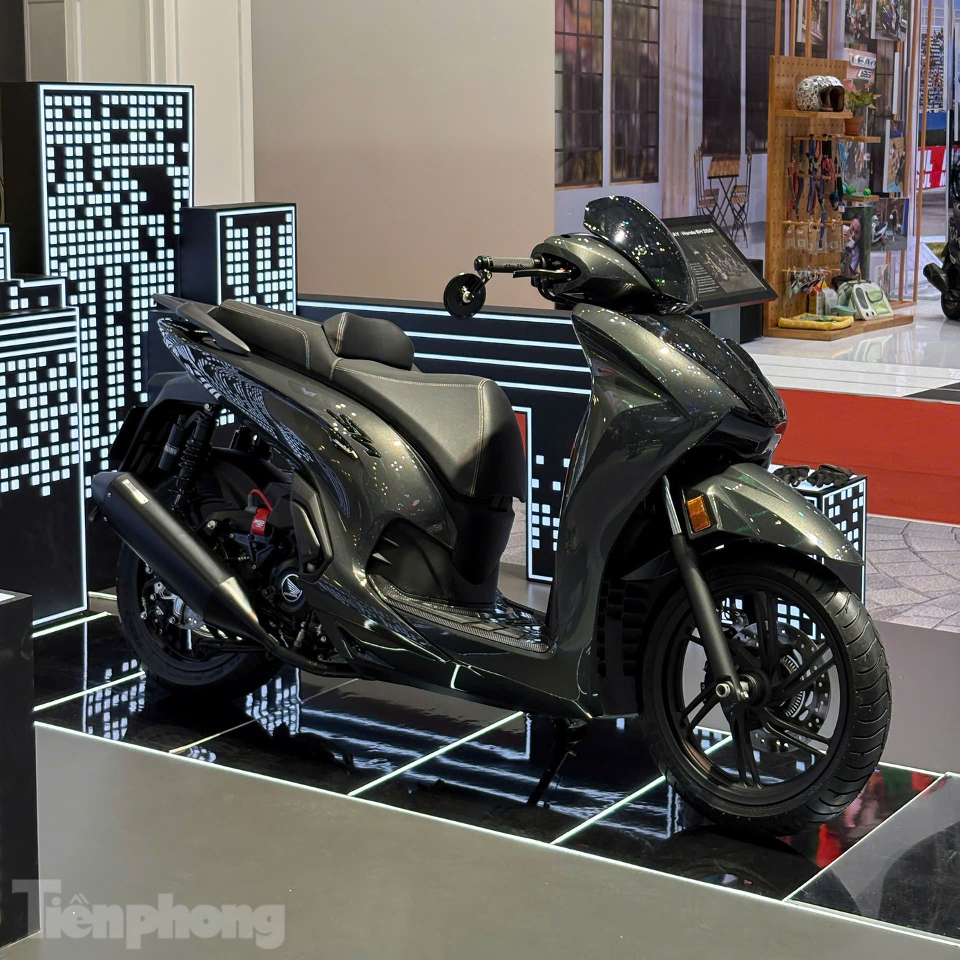 Honda SH 350i Dark Gray vẫn giữ nguyên hình dáng cơ bản so với nguyên mẫu nhưng sở hữu một số trang bị độ để tạo nên vẻ ngoài hầm hố và mạnh mẽ.