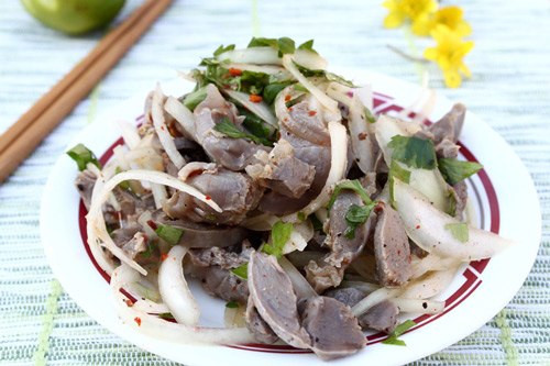 Thỉnh thoảng bạn có t hể đổi món nhậu cho chồng với món mề gà ăn giòn giòn sần sật, được trộn thêm hành tây, ớt, rau răm, ăn cay cay