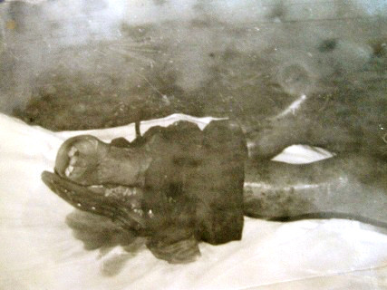 Hai chân nạn nhân bị trói chặt bằng dây sắn rừng