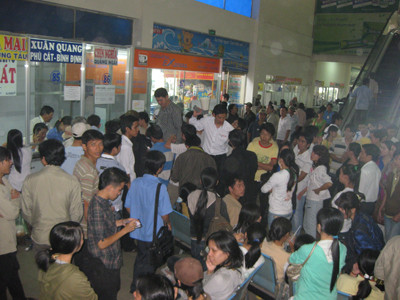 Hành khách chen chúc mua vé tại bến xe Miền Đông. Hành khách chen chúc mua vé tại bến xe Miền Đông