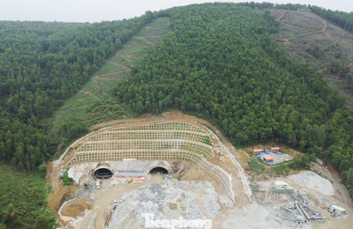 Để rút ngắn thời gian hành trình của phương tiện và không phải nắn đường cao tốc, dự án thành phần xây dựng cao tốc Bắc - Nam đoạn Mai Sơn - QL45 phải khoan 2 hầm qua núi, gồm hầm Tam Điệp (thành phố Tam Điệp, Ninh Bình) và hầm Thung Thi (huyện Hà Trung, Thanh Hóa). Để rút ngắn thời gian hành trình của phương tiện và không phải nắn đường cao tốc, dự án thành phần xây dựng cao tốc Bắc - Nam đoạn Mai Sơn - QL45 phải khoan 2 hầm qua núi, gồm hầm Tam Điệp (thành phố Tam Điệp, Ninh Bình) và hầm Thung Thi (huyện Hà Trung, Thanh Hóa).