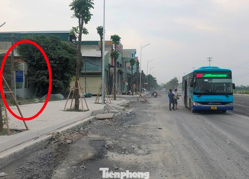 Do công trường thi công ngổn ngang và kéo dài, xe buýt không thể tiếp cận vỉa hè, đành đứng đón, trả khách giữa đường. Do công trường thi công ngổn ngang và kéo dài, xe buýt không thể tiếp cận vỉa hè, đành đứng đón, trả khách giữa đường.