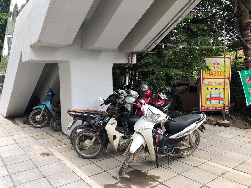 Chân cầu thang Ga La Khê thuộc tuyến tàu điện Cát Linh – Hà Đông đang trở thành nơi đỗ xe tự phát của nhiều người dân sống hai bên đường. Chân cầu thang Ga La Khê thuộc tuyến tàu điện Cát Linh – Hà Đông đang trở thành nơi đỗ xe tự phát của nhiều người dân sống hai bên đường.