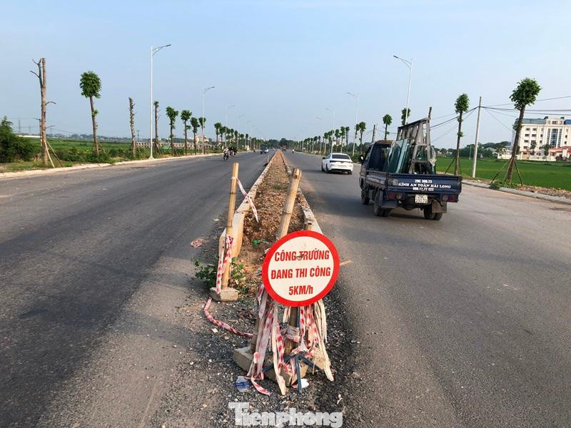 Với những đoạn đường đã mở rộng hoàn thiện và có dựng dải phân cách giữa, nhưng đầu đường mở rộng chỉ dựng cọc tre và biển báo không có phản quang, đêm tối nhiều xe đã tông vào đây. Với những đoạn đường đã mở rộng hoàn thiện và có dựng dải phân cách giữa, nhưng đầu đường mở rộng chỉ dựng cọc tre và biển báo không có phản quang, đêm tối nhiều xe đã tông vào đây.