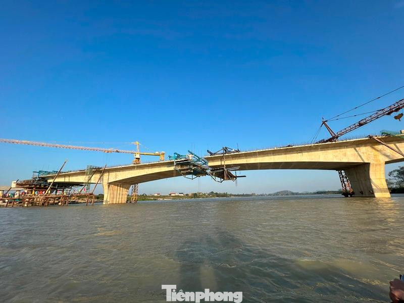 Theo tiến độ thi công, cầu Đọ sẽ hợp long trong vài tuần tới, bước sang giai đoạn hoàn thiện và sẽ xong trước thời điểm Bộ GTVT yêu cầu là tháng 12/2022. Theo tiến độ thi công, cầu Đọ sẽ hợp long trong vài tuần tới, bước sang giai đoạn hoàn thiện và sẽ xong trước thời điểm Bộ GTVT yêu cầu là tháng 12/2022.