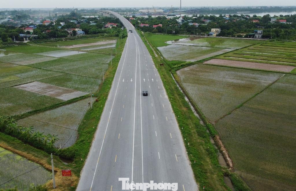 Ngoài cầu vượt sông Hồng, dự án có thi công hơn 5 km đường nối hai đầu cầu.