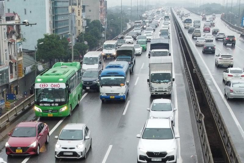 Do lượng xe từ cao tốc Pháp Vân - Ninh Bình và cầu Thanh Trì đổ về nhiều nên thời điểm từ 15 đến 15h30, tình trạng ùn ứ đã xảy ra ở đường trên cao Vành đai 3 đoạn Pháp Vân - Mai Dịch. Do lượng xe từ cao tốc Pháp Vân - Ninh Bình và cầu Thanh Trì đổ về nhiều nên thời điểm từ 15 đến 15h30, tình trạng ùn ứ đã xảy ra ở đường trên cao Vành đai 3 đoạn Pháp Vân - Mai Dịch.