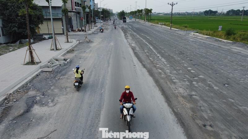 Có tổng mức đầu tư gần 400 tỷ đồng từ ngân sách thành phố, dự án nâng cấp, mở rộng QL21B được thành phố giao cho UBND huyện Thanh Oai làm chủ đầu tư thi công trong nhiều năm nay, nhưng đến nay dự án vẫn thi công dở dang, phương tiện đi lại khó khăn. Có tổng mức đầu tư gần 400 tỷ đồng từ ngân sách thành phố, dự án nâng cấp, mở rộng QL21B được thành phố giao cho UBND huyện Thanh Oai làm chủ đầu tư thi công trong nhiều năm nay, nhưng đến nay dự án vẫn thi công dở dang, phương tiện đi lại khó khăn.
