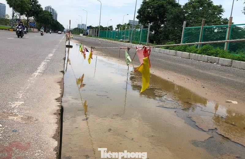 Thậm chí, là dự án có vai trò chống ngập, nhưng công trường dự án lại đang làm nước ngập thường xuyên trên đường, kể cả những ngày trời không mưa.