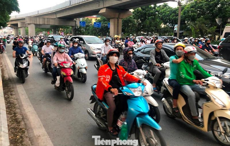 Với đường Trường Chinh - Láng cũng trở nên đông phương tiện những ngày qua do xe từ đường Nguyễn Trãi, Tây Sơn đổ sang. Sở GTVT Hà Nội cho biết, đầu tháng 7 sẽ sơ kết, đánh giá lại phương án tổ chức giao thông này.