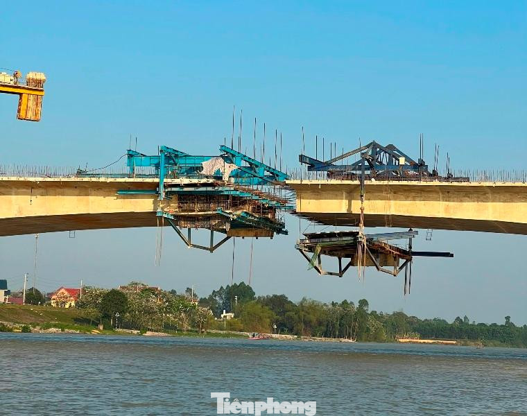 Đại diện Bộ GTVT cho biết, gói thầu XL14 được khởi công tháng 9/2021, đến nay sau 6 tháng thi công, hạng mục cầu vượt sông Chu đã đạt 70% khối lượng công việc, vượt gần gấp đôi tiến độ chung của cả gói thầu XL14. Đại diện Bộ GTVT cho biết, gói thầu XL14 được khởi công tháng 9/2021, đến nay sau 6 tháng thi công, hạng mục cầu vượt sông Chu đã đạt 70% khối lượng công việc, vượt gần gấp đôi tiến độ chung của cả gói thầu XL14.