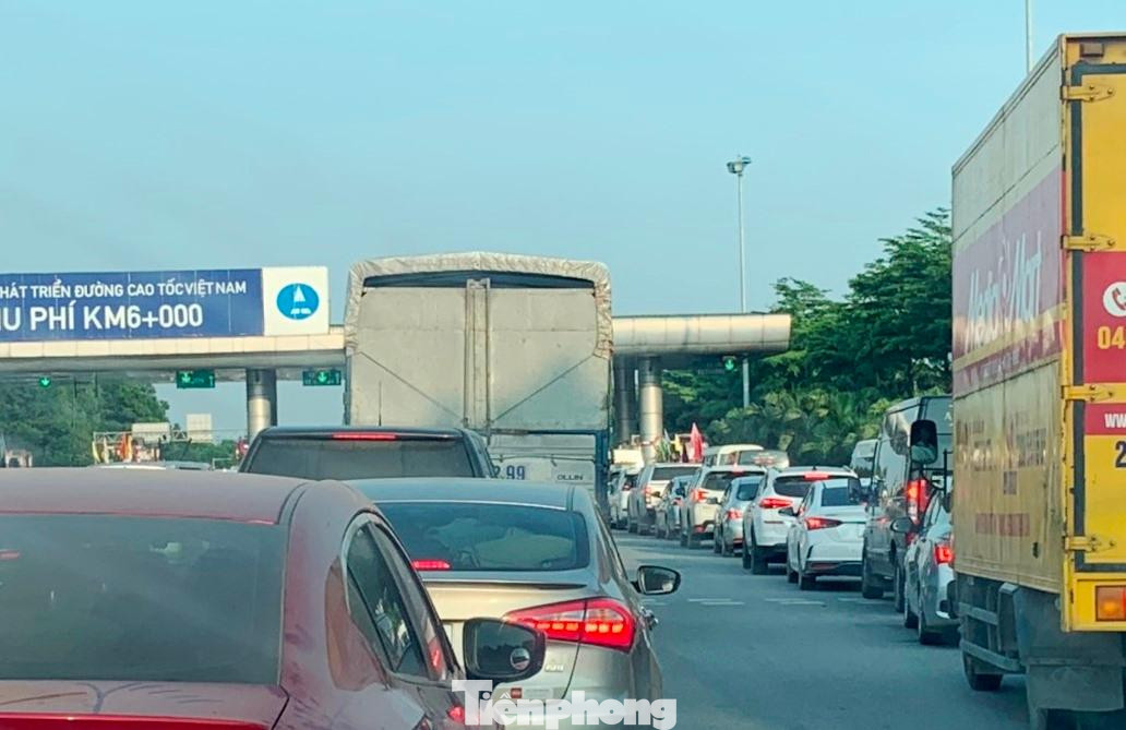 Là đường khẩn cấp và dành cho xe quá khổ, chiều qua nhân viên trạm thu phí cũng cho xe đi vào để giảm ùn ứ.