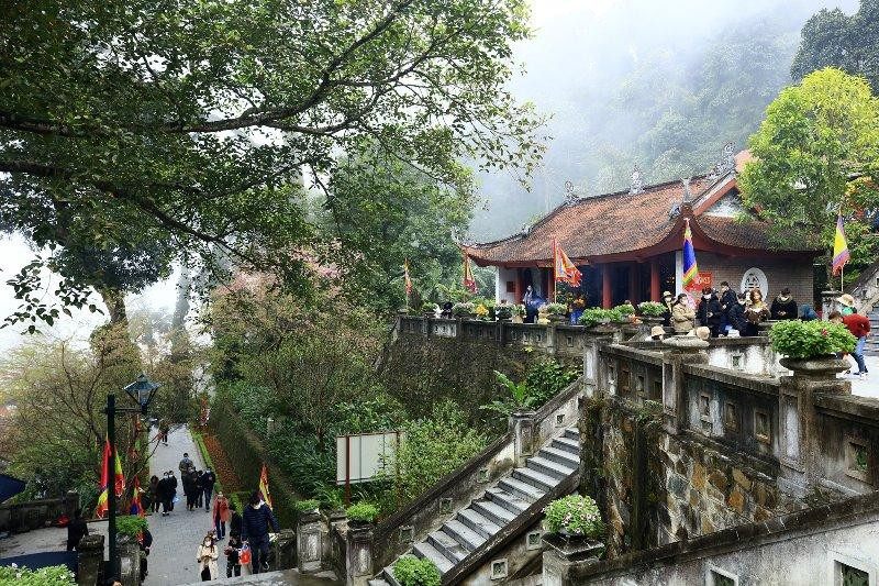 Cứ mỗi độ Tết đến, xuân về hàng vạn du khách thập phương khắp nơi lại tụ hội về “đất Mẫu” Tây Thiên.