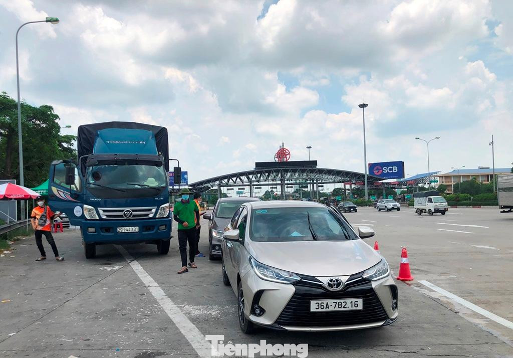 Do ngày đầu thực hiện nên có khoảng 30% xe đi qua trạm BOT Pháp Vân - Cầu Giẽ trong ngày 1/8 vẫn chưa dán thẻ không dừng. Để qua được trạm CSGT và nhân viên trạm thu phí yêu cầu xe đi vào làn xử lý sự cố, sau đó mời ra khu vực tư vấn, dán thẻ.