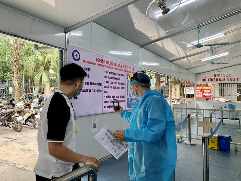 Khám chữa bệnh tại Hà Nội.