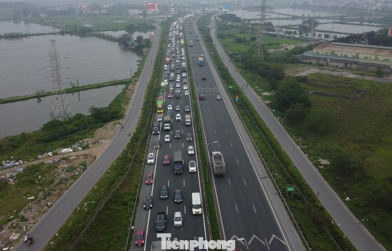 Do lượng phương tiện đổ về hướng trung tâm Hà Nội tăng đột biến nên từ 17h, cao tốc Pháp Vân - Cầu Giẽ đã xảy ra ùn tắc kéo dài.
