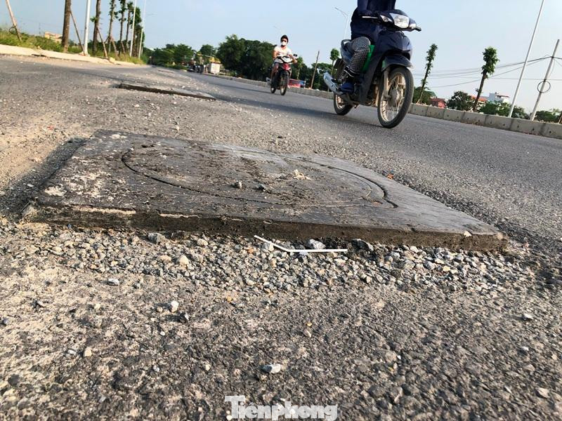 Hố ga cao hơn mặt đường thiếu thiết bị cảnh báo ngày, đêm. Hố ga cao hơn mặt đường thiếu thiết bị cảnh báo ngày, đêm.