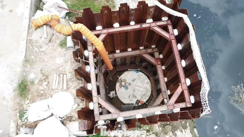 Bên trong một giếng kỹ thuật đang được thi công trên đường đi bộ ven sông Tô Lịch. Công trường thi công vừa gây lún nứt đường Vũ Tông Phan cũng thuộc hạng mục thi công giếng kỹ thuật như thế này của dự án xử lý nước thải Yên Xá.