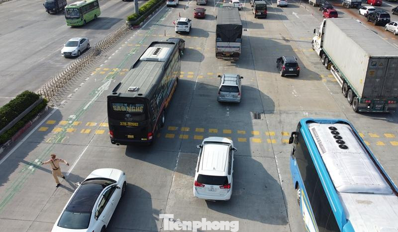 Để giảm lưu lượng xe đi vào khu vực cửa ngõ, chiều nay Đội tuần tra kiểm soát giao thông đường bộ cao tốc số 3, Phòng hướng dẫn tuần tra kiểm soát giao thông đường bộ, Cục CSGT làm việc trên cao tốc Pháp Vân - Ninh Bình, đã phân luồng cho xe đi vào QL1A hoặc hướng Hưng Yên để về Hà Nội. Để giảm lưu lượng xe đi vào khu vực cửa ngõ, chiều nay Đội tuần tra kiểm soát giao thông đường bộ cao tốc số 3, Phòng hướng dẫn tuần tra kiểm soát giao thông đường bộ, Cục CSGT làm việc trên cao tốc Pháp Vân - Ninh Bình, đã phân luồng cho xe đi vào QL1A hoặc hướng Hưng Yên để về Hà Nội.