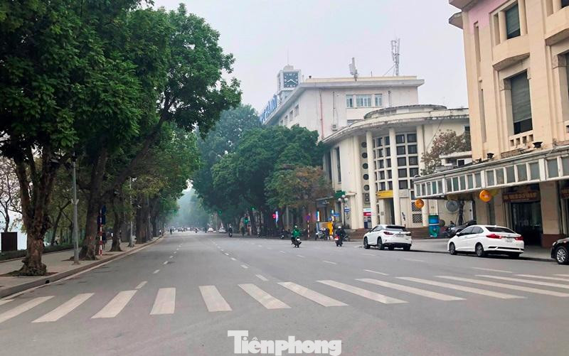 Đường Đinh Tiên Hoàng (khu vực Hồ Hòa Kiếm) giờ cao điểm sáng 4/3. Đường Đinh Tiên Hoàng (khu vực Hồ Hòa Kiếm) giờ cao điểm sáng 4/3.