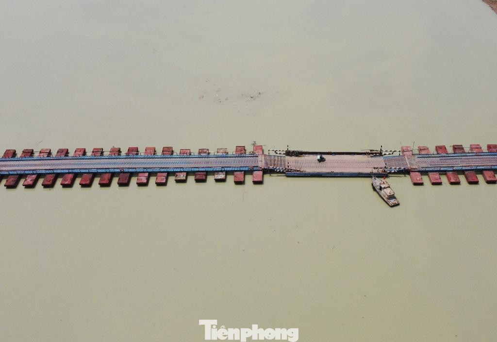 Vào mùa mưa nước sông lên cao, cầu vẫn tiềm ẩn nguy cơ rủi ro, tai nạn đường thủy.