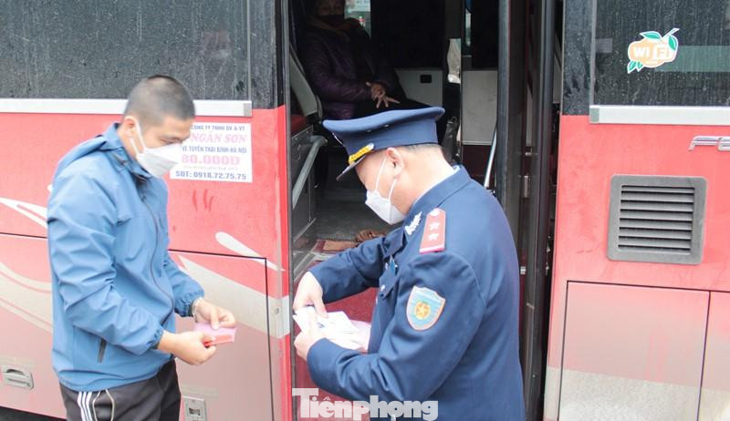 Nội dung kiểm tra đầu tiên khi Thanh tra giao thông dừng xe khách là việc tài xế, nhà xe chấp hành các quy định vận tải, giấy tờ hoạt động của xe khách... Nội dung kiểm tra đầu tiên khi Thanh tra giao thông dừng xe khách là việc tài xế, nhà xe chấp hành các quy định vận tải, giấy tờ hoạt động của xe khách...