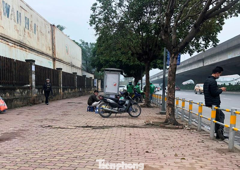 Dọc đường Vành đai 3 đang có đến 3 vị trí vỉa hè bị hàng rào sắt vây xung quanh. Tình trạng này đã khiến xảy ra nghịch cảnh: bên trong hàng rào sắt vỉa hè rộng thênh thang, không được sử dụng đúng mục đích, bên ngoài hành khách phải đứng vạ vật để bắt xe buýt.