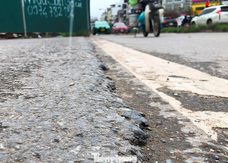 Do việc cải tạo nâng cấp dở dang, mặt đường Âu Cơ đang có nhiều lớp cao thấp khác nhau, tạo nguy hiểm cho người đi xe 2 bánh.