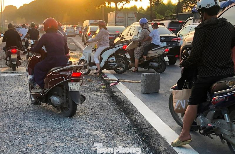 Hiện đường gom Đại lộ Thăng Long đoạn qua quận Nam Từ Liêm và huyện Hoài Đức nhiều đoạn đã bị đào xới ngổn ngang, mặt đường chia làm 2 cốt cao thấp khác nhau, đang gây nhiều khó khăn cho người và phương tiện qua lại.