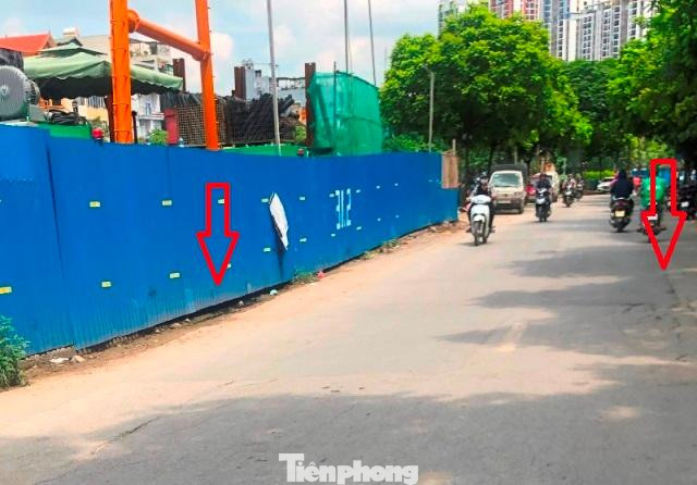 Với mặt đường phố Vũ Tông Phan đoạn qua công trường giếng kỹ thuật trước số nhà 549 còn bị lún, nứt, nghiêng về phía sông Tô Lịch. Mặt đường lún dẫn đến chân hàng rào thi công bị hở khoảng 20cm so với mặt đường.