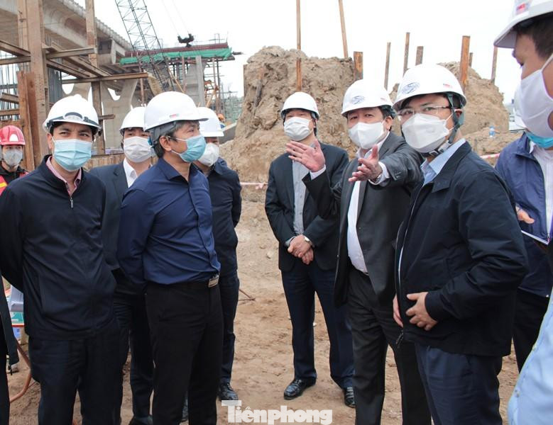 Ông Dương Đức Tuấn đánh giá: Sau khi khởi công và thi công trong điều kiện khó khăn nhất: dịch COVID-19 kéo dài từ lúc khởi công đến nay, khiến dự án vừa phải thực hiện “3 tại chỗ”, vừa phải thi công giãn cách; đảm bảo giao thông cả trên cầu Vĩnh Tuy giai đoạn 1 cả giao thông thủy ở mặt nước ở bên dưới nhưng chủ đầu tư và các đơn vị thi công vẫn đáp ứng được tiến độ đặt ra. Ông Dương Đức Tuấn đánh giá: Sau khi khởi công và thi công trong điều kiện khó khăn nhất: dịch COVID-19 kéo dài từ lúc khởi công đến nay, khiến dự án vừa phải thực hiện “3 tại chỗ”, vừa phải thi công giãn cách; đảm bảo giao thông cả trên cầu Vĩnh Tuy giai đoạn 1 cả giao thông thủy ở mặt nước ở bên dưới nhưng chủ đầu tư và các đơn vị thi công vẫn đáp ứng được tiến độ đặt ra.