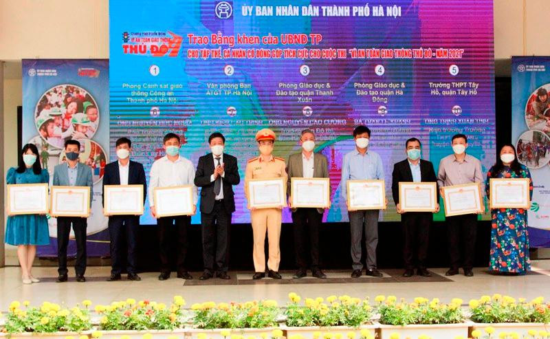 Ông Dương Đức Tuấn trao tặng giấy khen và biểu dương những tập thể, cá nhân có nhiều đóng góp cho giao thông Thủ đô thời gian qua. Ông Dương Đức Tuấn trao tặng giấy khen và biểu dương những tập thể, cá nhân có nhiều đóng góp cho giao thông Thủ đô thời gian qua.