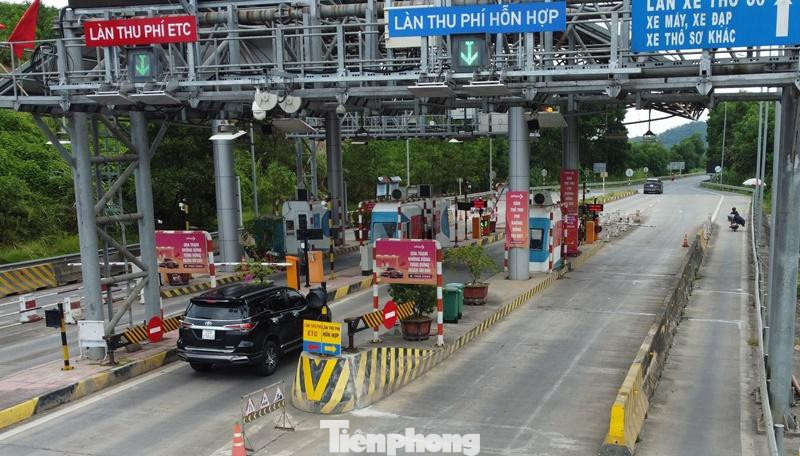 Theo phương án tài chính, sau khi thông xe, mỗi tháng 2 trạm thu phí của dự án phải có doanh thu từ 17 đến 18 tỷ đồng (thu trong vòng 16 năm 4 tháng để hoàn vốn). Tuy nhiên, ghi nhận của PV Tiền Phong tại dự án, hiện mỗi tháng nhà đầu tư chỉ thu được 2 tỷ đến 2,2 tỷ đồng (12%).
