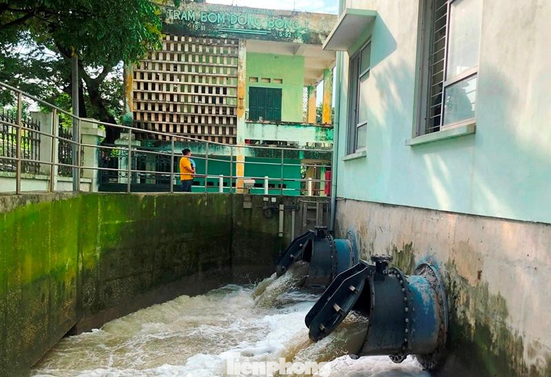 Tại trạm bơm Đồng Bông 1 (Bắc Từ Liêm), sau khi nâng cấp, trạm bơm có công suất 16,3 m3 nước/giây - gấp đôi công suất trước đây.