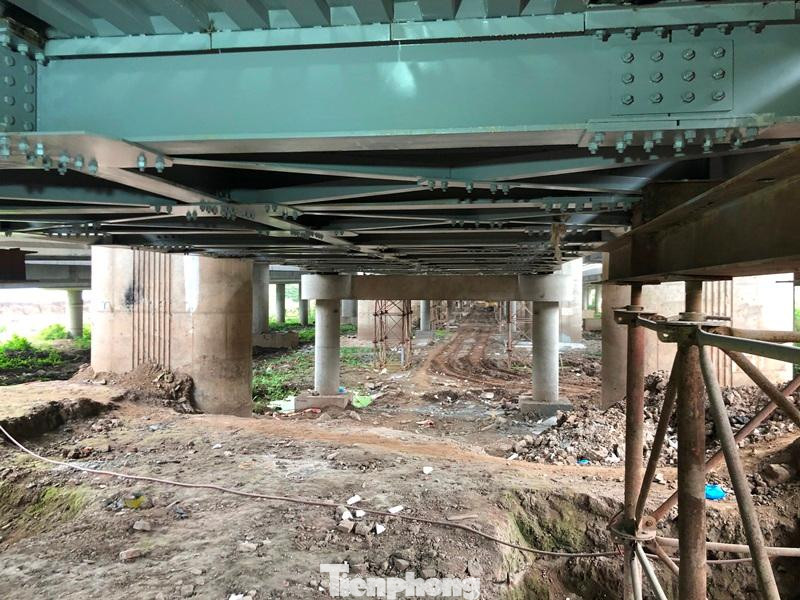 Sàn và vòm cầu được gắn kết với nhau thành một khối thông qua các mối lắp ghép, ốc xoắn.