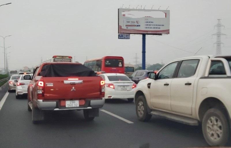 Ùn tắc trên cao tốc Pháp Vân - Ninh Bình sáng nay.